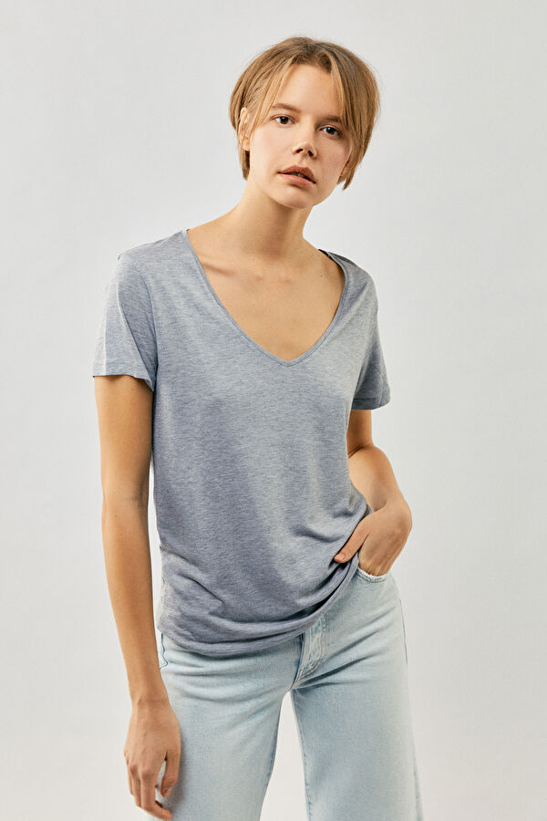 Gri V Yaka Düz T-Shirt 2