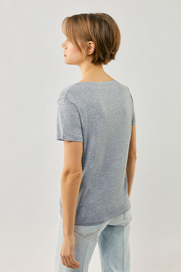 Gri V Yaka Düz T-Shirt 6