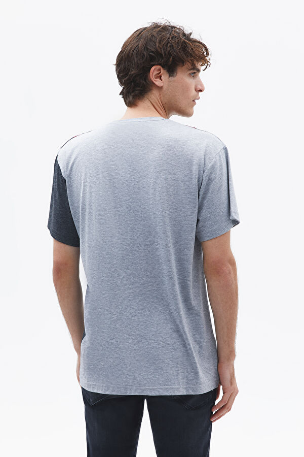 Gri Bisiklet Yaka Garni Detaylı T-Shirt 2
