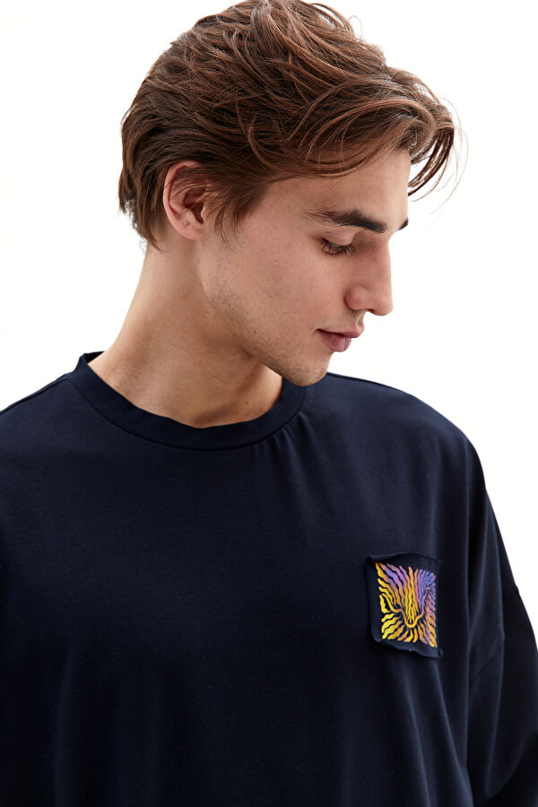 Relax Kalıp Lacivert Bisiklet Yaka Nakışlı T-Shirt 2
