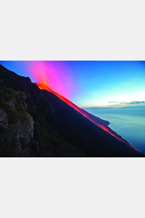 LIVING WITH VOLCANOES, Multicolor, STD 3