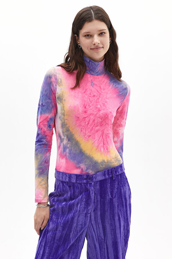 Close Fit Blue Design Filled Turtleneck Body