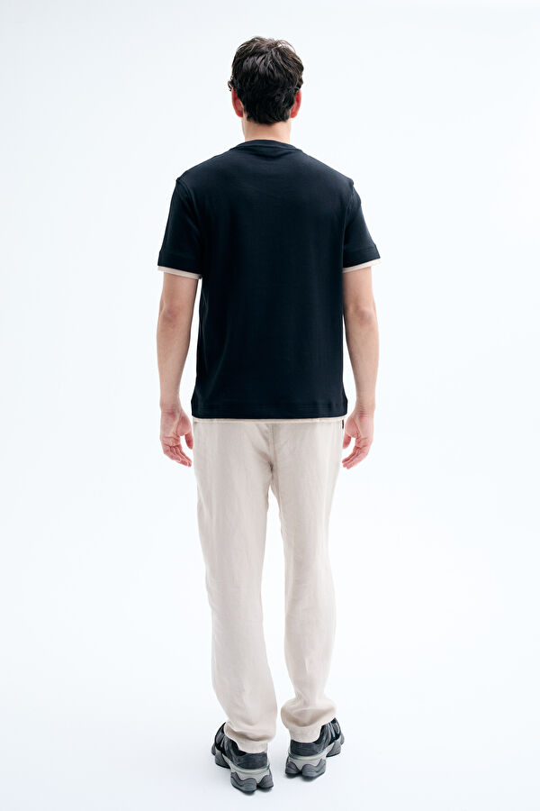 Siyah Bisiklet Yaka Garni Detaylı T-Shirt 2