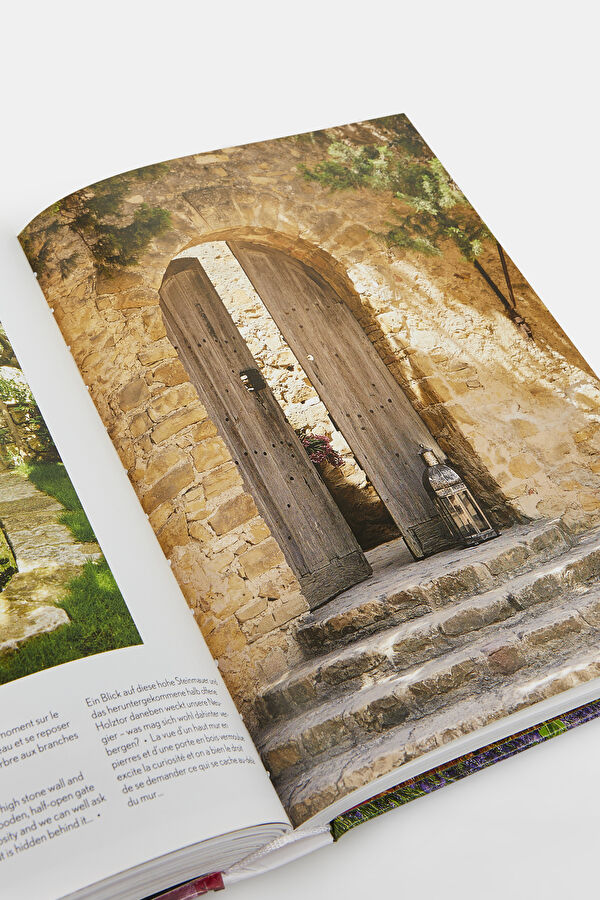 Living in Provence. 40th Ed. 7