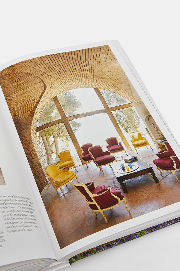 Living in Provence. 40th Ed. 8