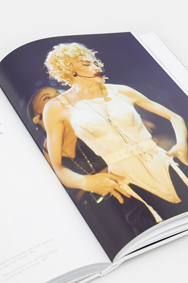The 1990s Fashion Book 9