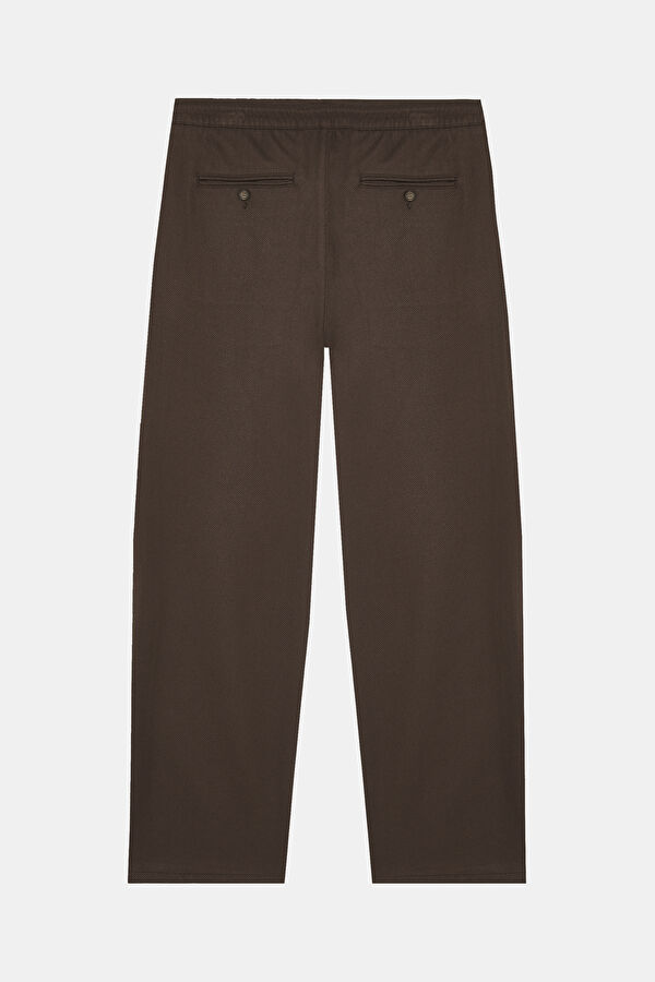Coffee-colored, straight-leg men's trousers. 2
