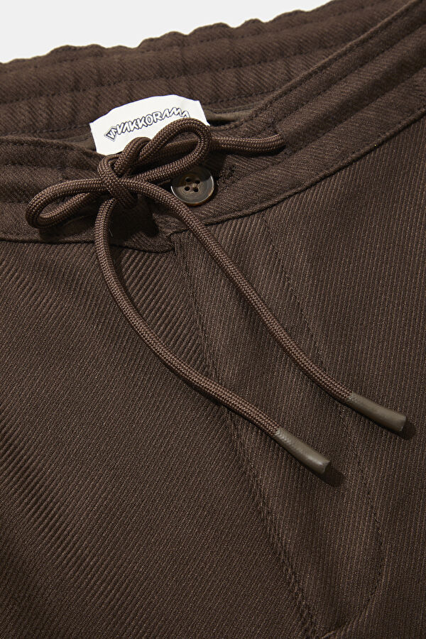Coffee-colored, straight-leg men's trousers. 3