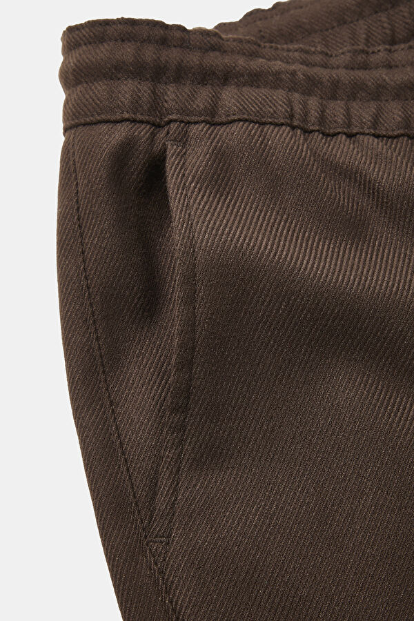 Coffee-colored, straight-leg men's trousers. 4