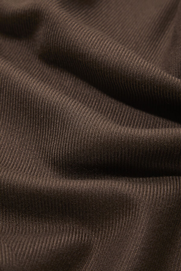 Coffee-colored, straight-leg men's trousers. 5