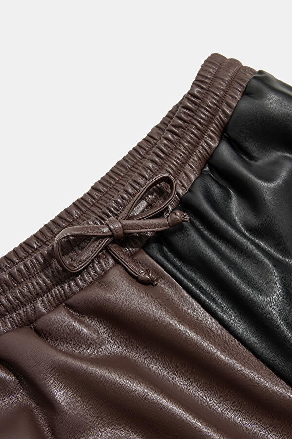 Coffee-colored, straight-leg women's trousers. 3