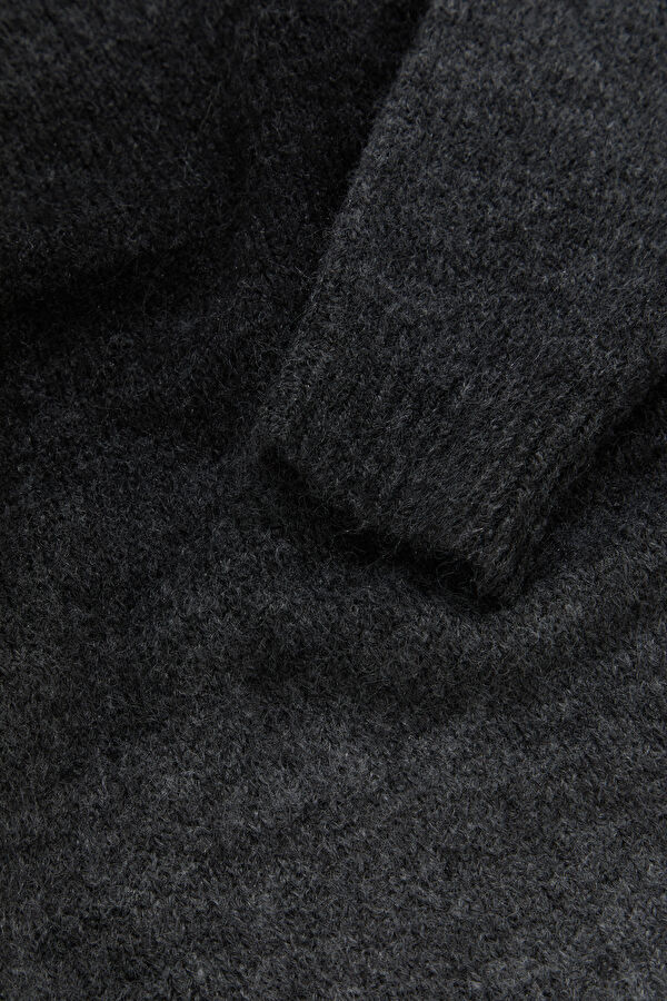 Black Gradient Pattern Knitted Men's Sweater 4