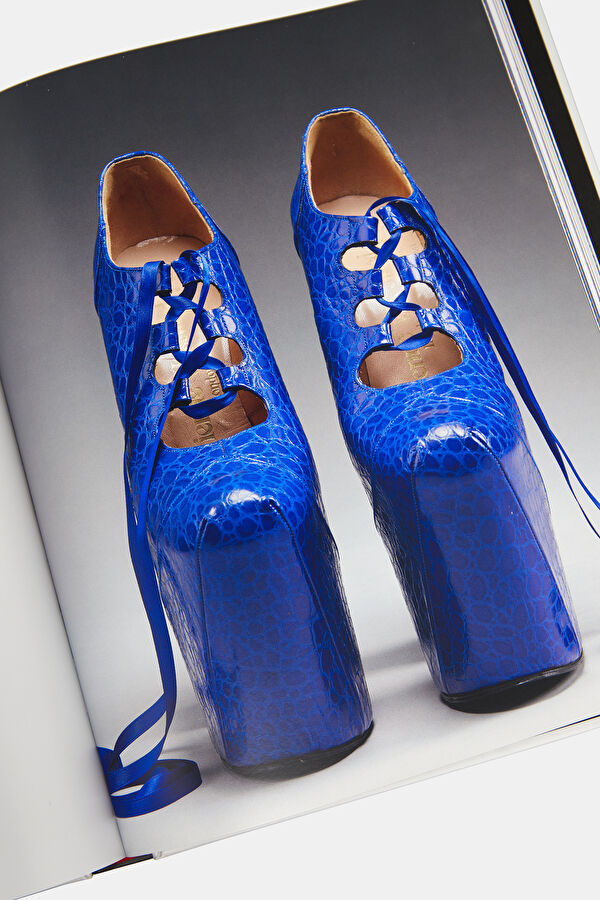 Naomi: In Fashion 10