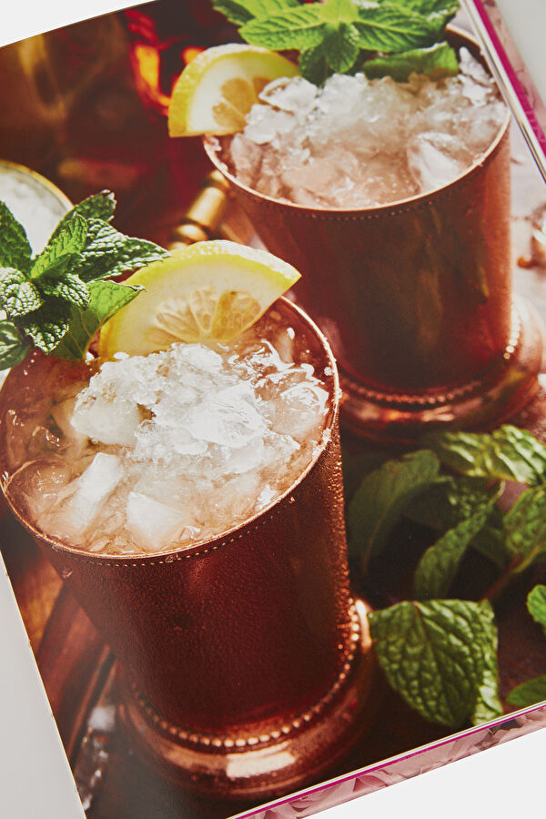 Emily in Paris: The Official Coctail Book 9