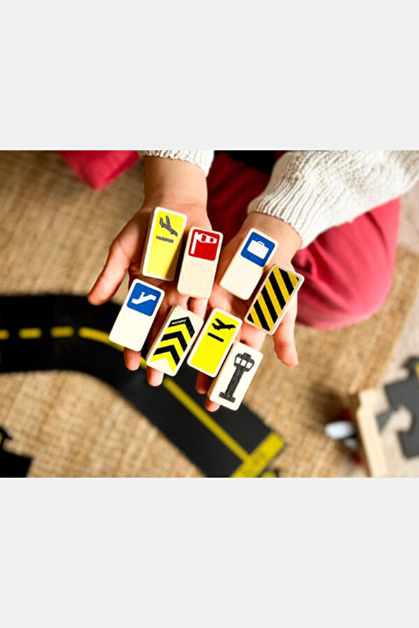 Roadblocks Set Airport Signs 6