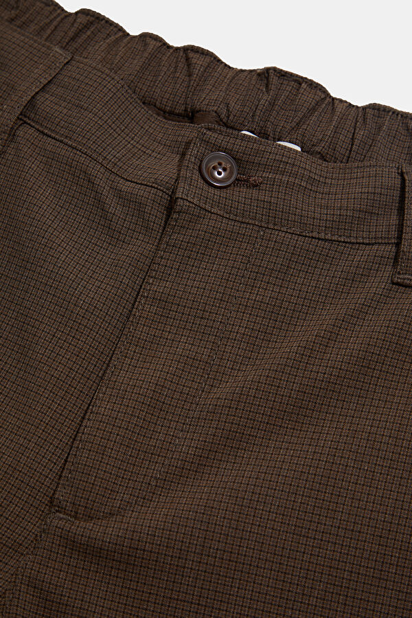 Coffee-colored, straight-leg men's trousers. 3
