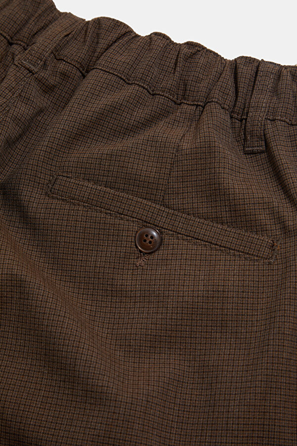 Coffee-colored, straight-leg men's trousers. 4