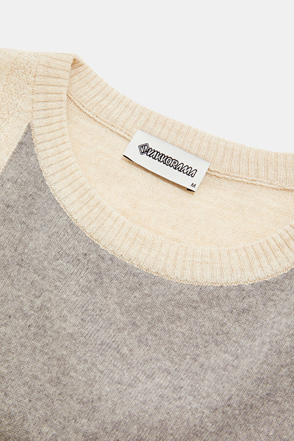 Off-white knitted wool sweater for men. 3