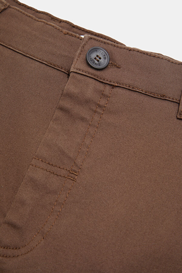 Coffee-colored, straight-leg men's trousers. 3