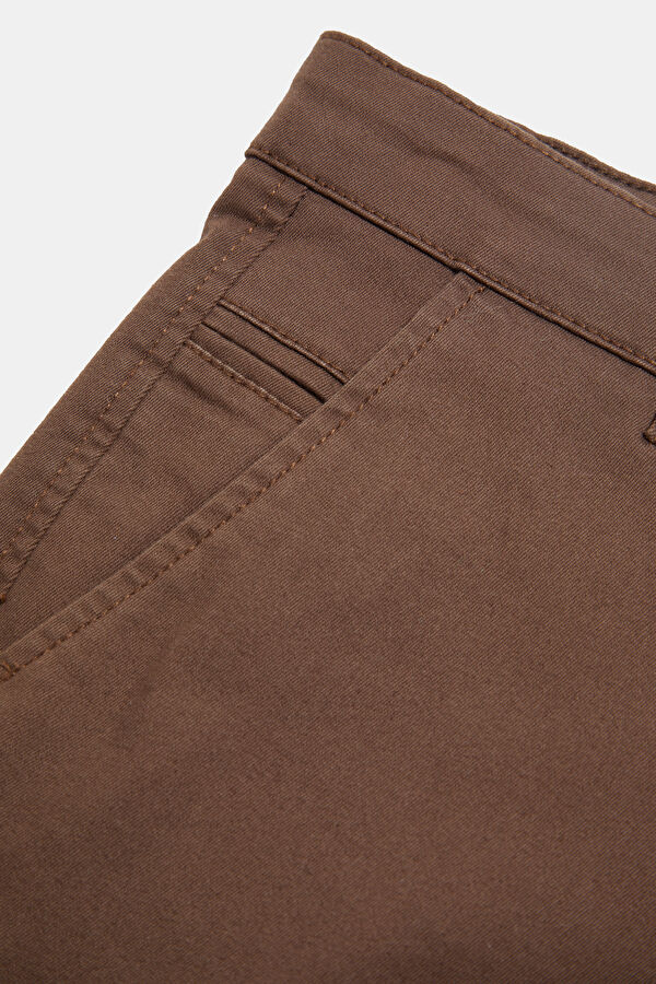 Coffee-colored, straight-leg men's trousers. 4