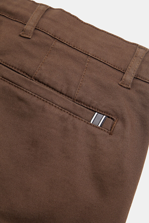 Coffee-colored, straight-leg men's trousers. 5