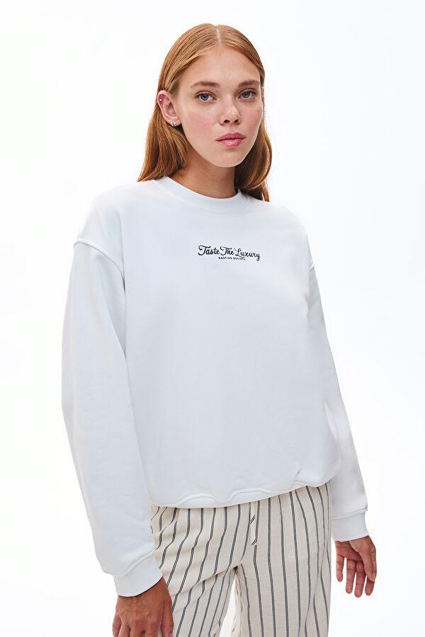 Krem Relax Kalıp O Yaka Kadın Sweatshirt