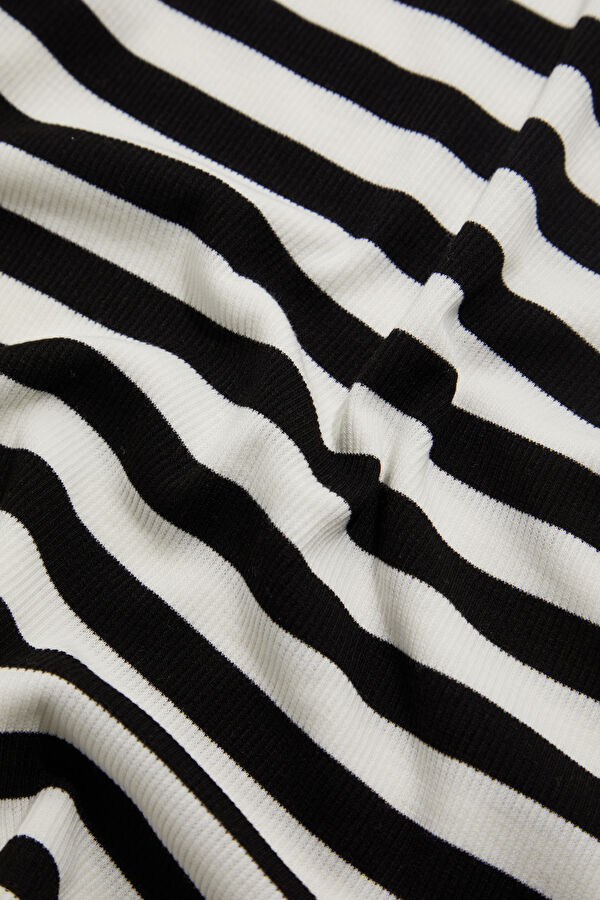 Black Crew Neck Striped Pattern Women's T-Shirt 8