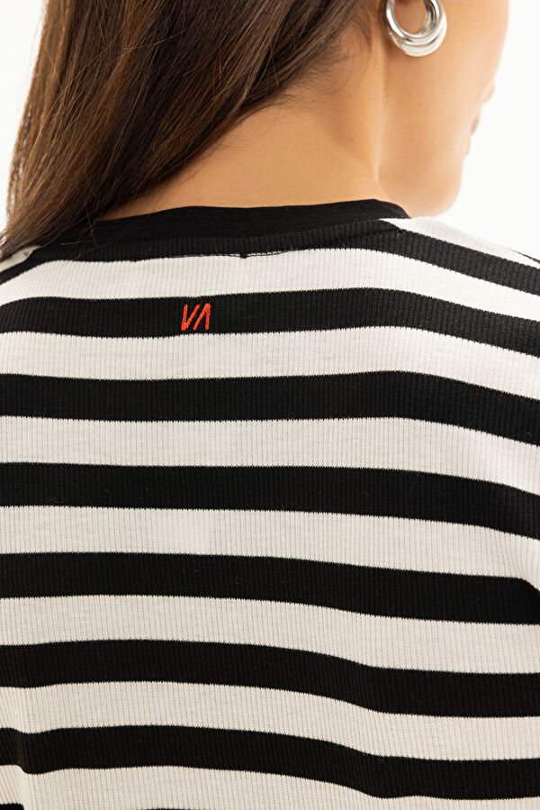 Black Crew Neck Striped Pattern Women's T-Shirt 4