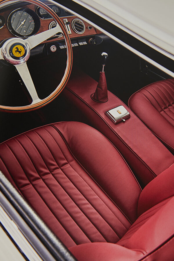 Ferrari 330GT 10