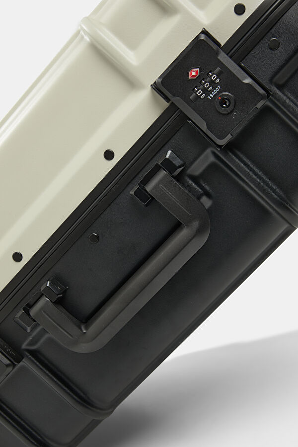 Resist'r Case S White Luggage 4