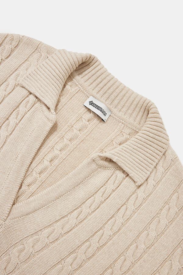 Off-white knitted cashmere women's sweater. 3