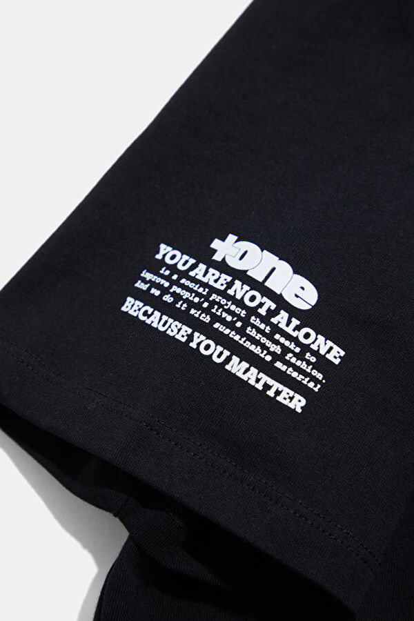 Relax Kalıp Siyah Bisiklet Yaka Nakışlı Erkek T-Shirt 5
