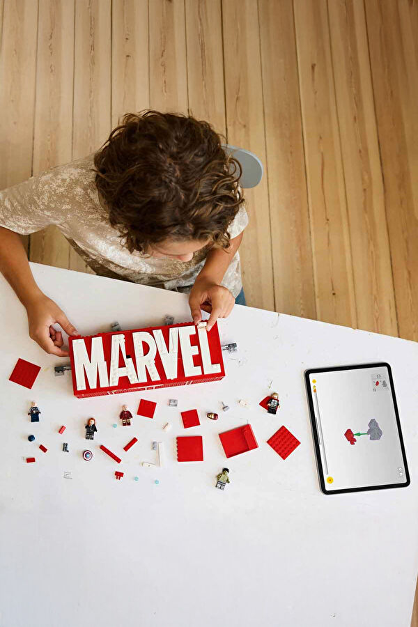 Marvel Logosu ve Minifigürleri 76313 9
