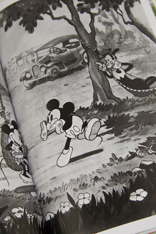 Walt Disney'S Mickey Mouse. The Ultimate History. 40Th Ed. 8